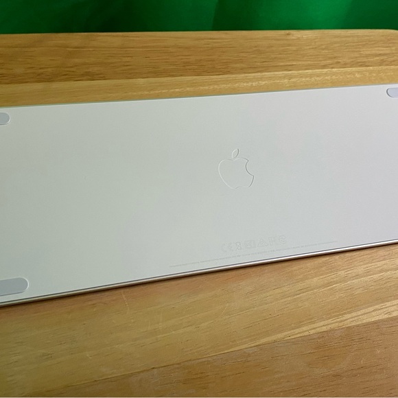 Magic Keyboard with Touch ID and Numeric Keypad - US English - White Keys - Picture 8 of 9